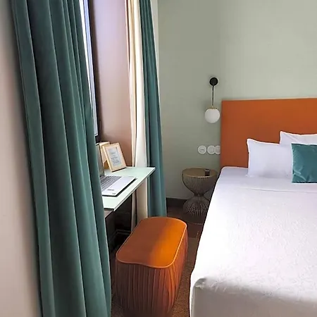 145 Townhouse Hotel *